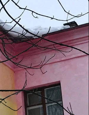 Родители воспитанников детского сада на Меланжевом боятся, что их убьёт снежной глыбой